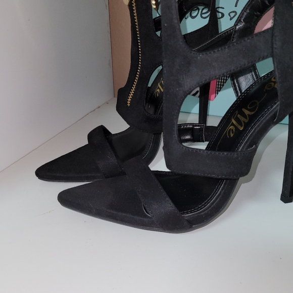 So me heels - Picture 2 of 8